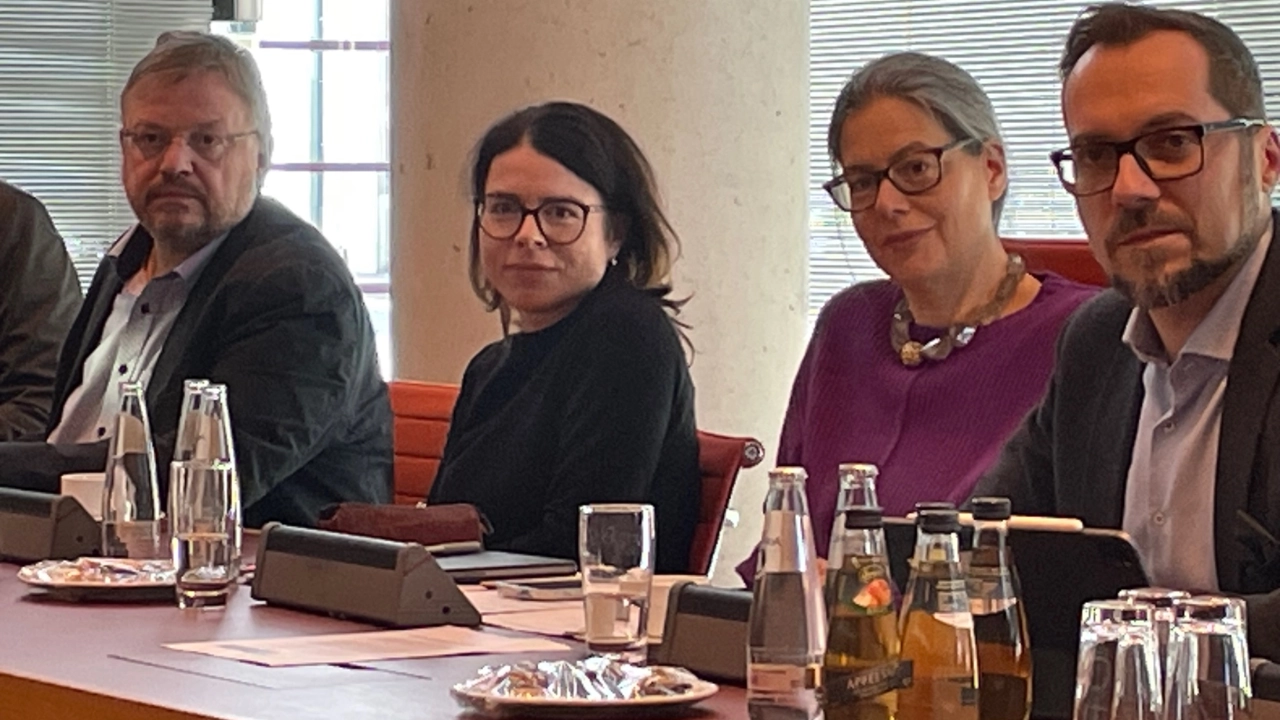 Unterstützung für Tarifvertrag: Vestas-Delegation zu Besuch im Bundestag