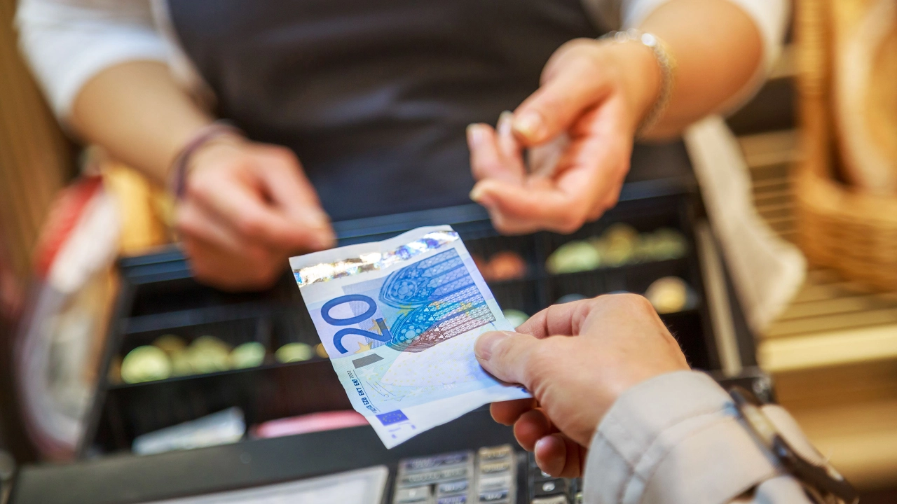 Bezahlen an der Supermarktkasse