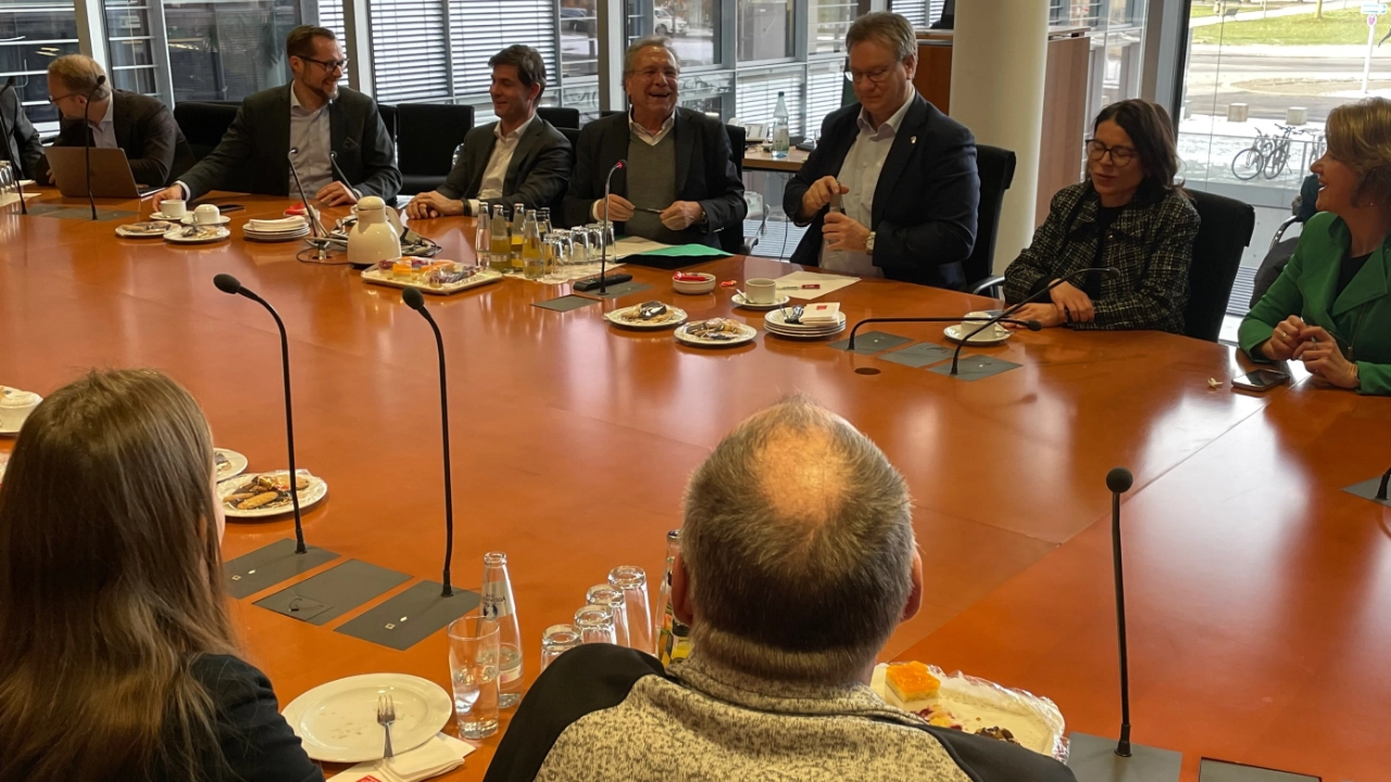 Unterstützung für Tarifvertrag: Vestas-Delegation zu Besuch im Bundestag