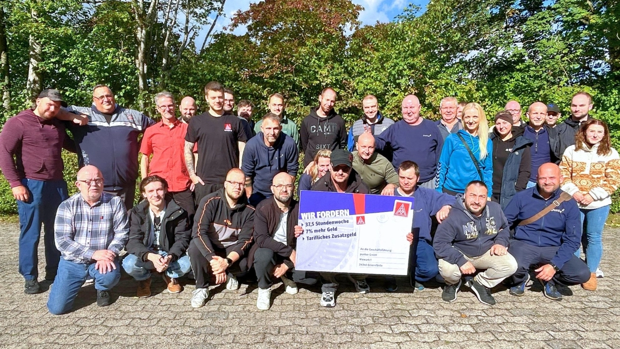 punker Kolleginnen und Kolleginnen stehen hinter Tarifforderung