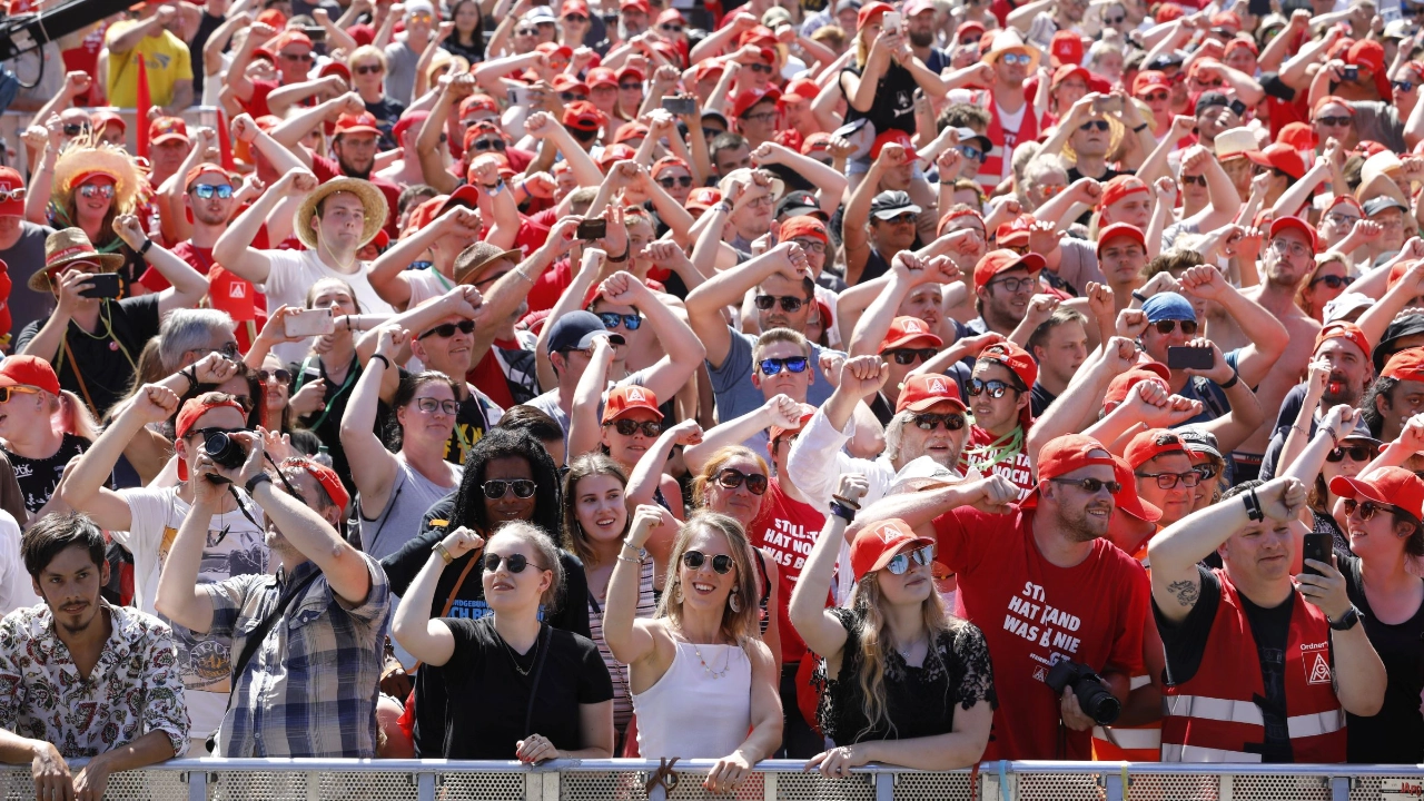 Metallerinnen und Metaller demonstrieren gemeinsam auf der FairWandel-Kundgebung