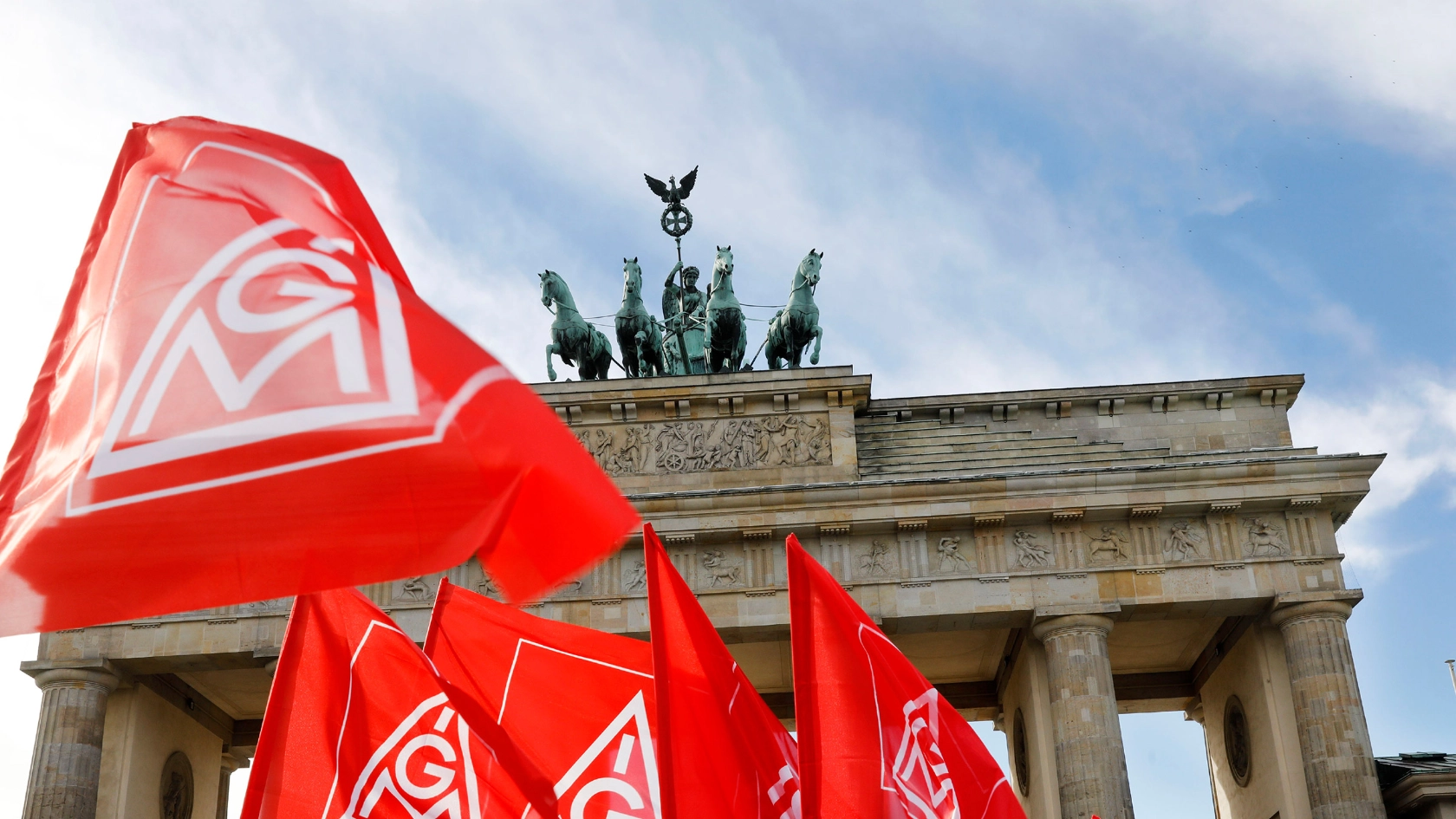 IG Metall Fahnen vor dem Brandenburger Tor