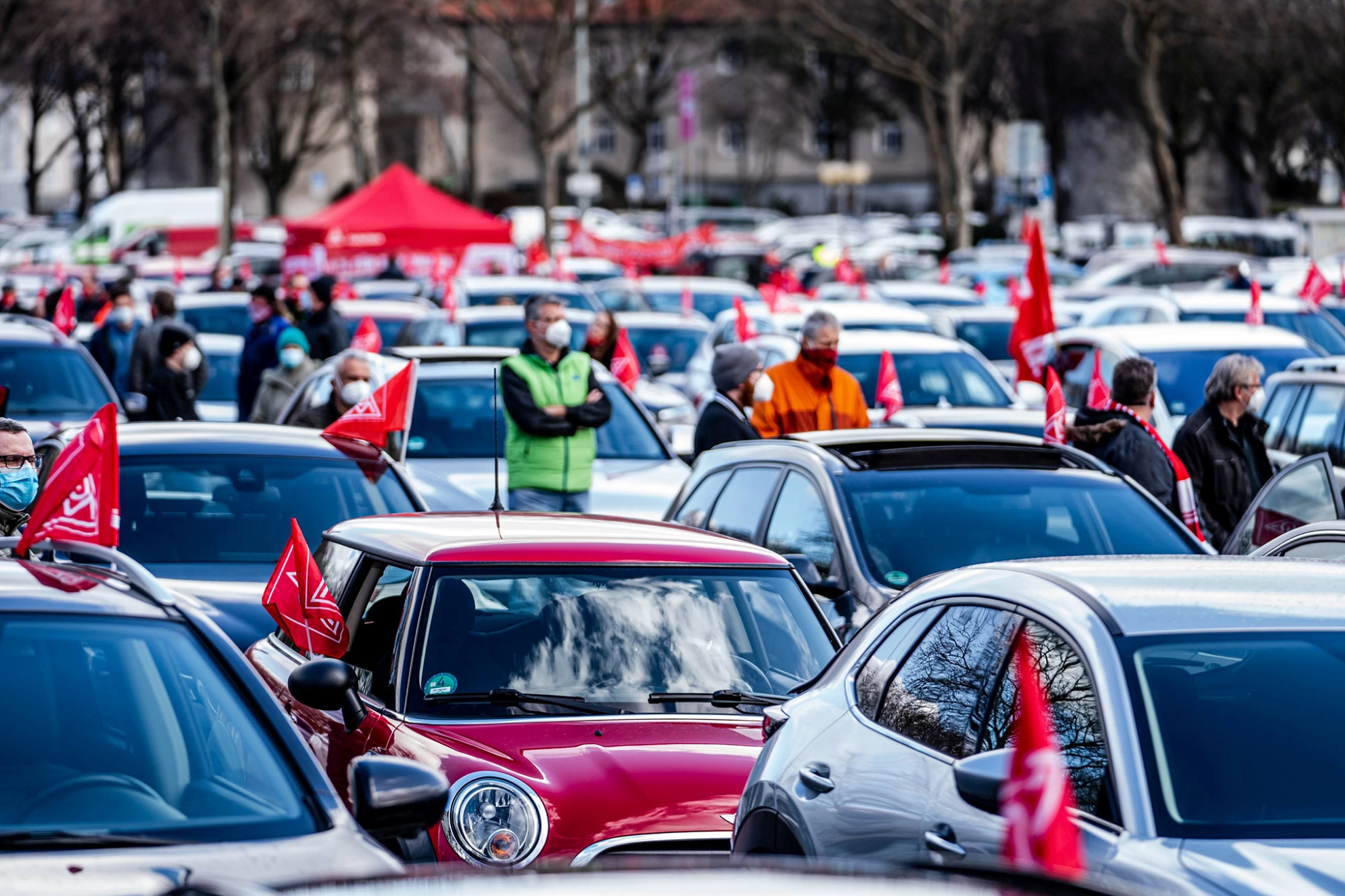 Beschäftigte bei Aktion zur Tarifbewegung 2021 in Autokino