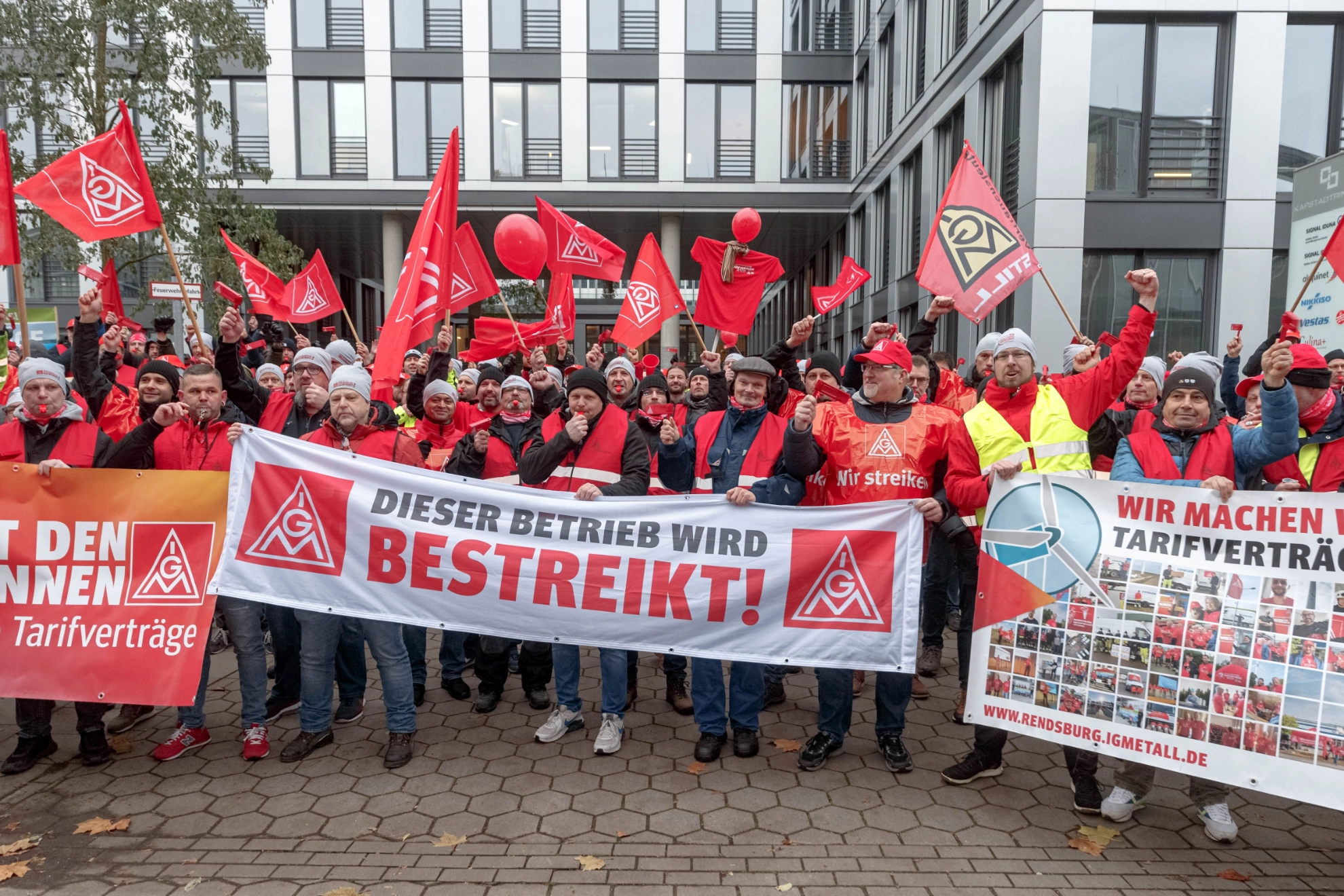 Streik Vestas Hamburg Fahnen Banner Menschen