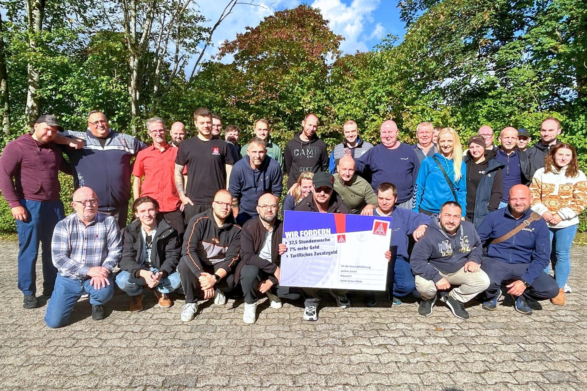 punker Kolleginnen und Kolleginnen stehen hinter Tarifforderung