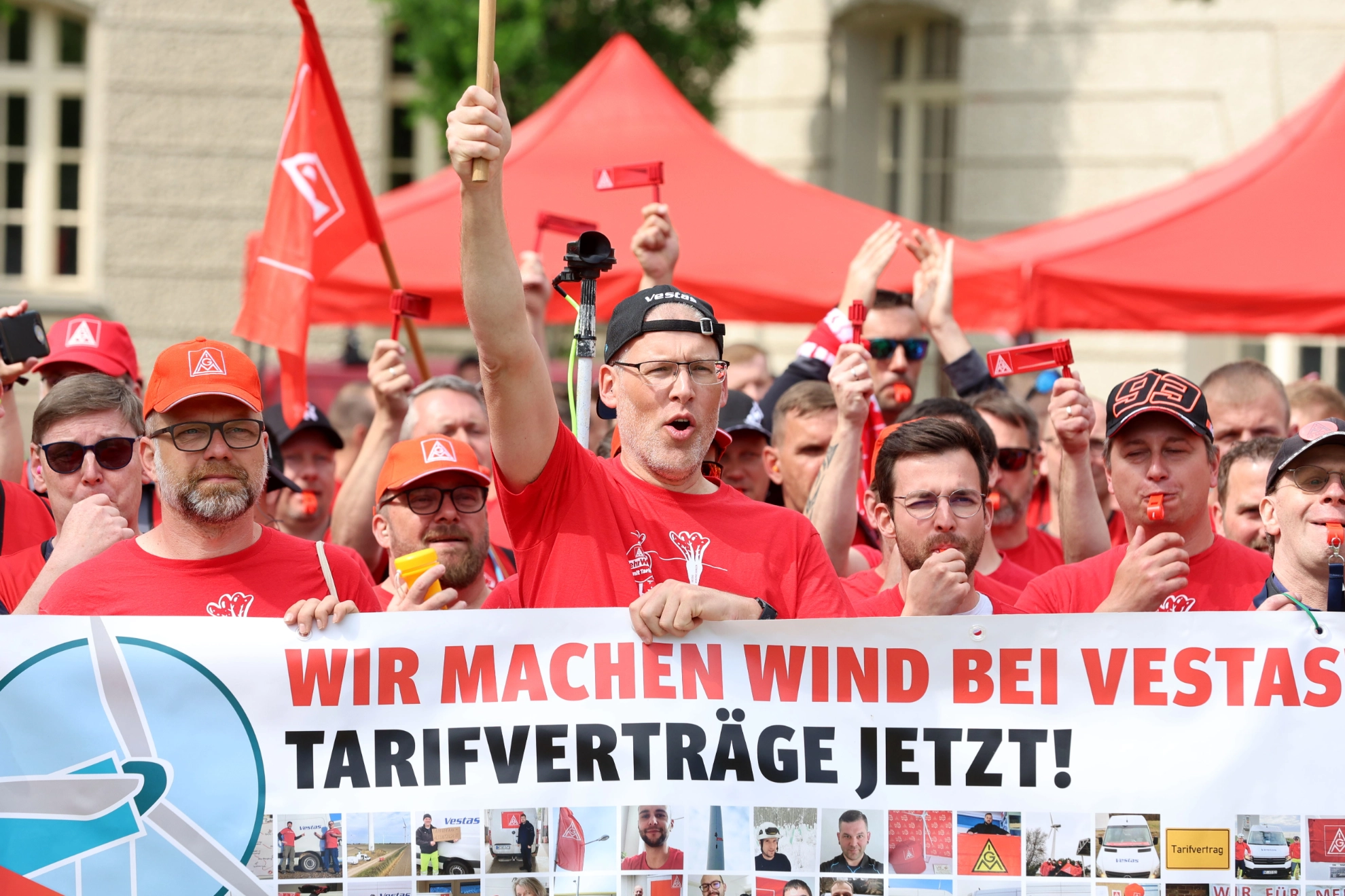 Vestas Beschäftigte demonstrieren beim Windgipfel in Berlin