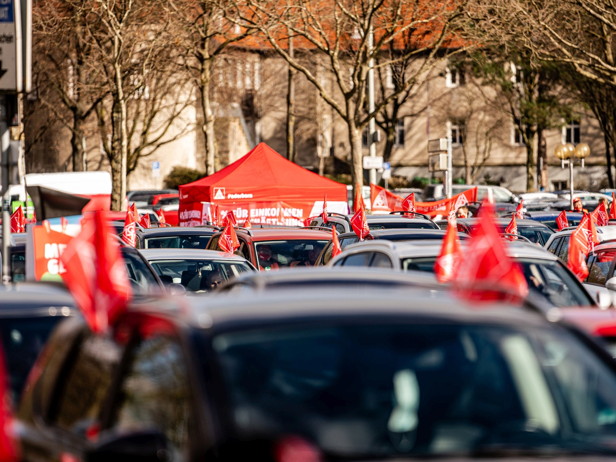 Beschäftigte bei Aktion zur Tarifbewegung 2021 in Autokino