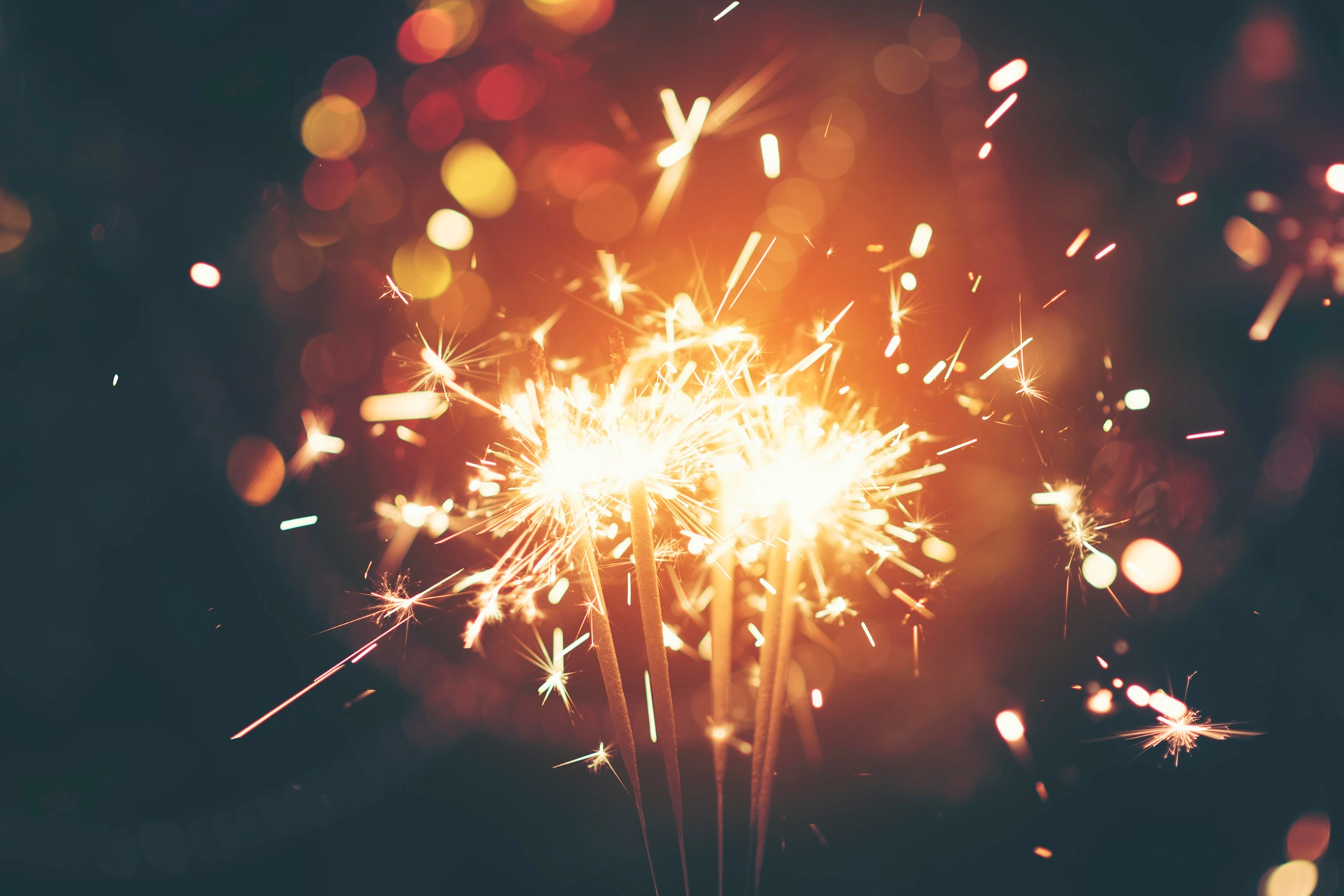 Brennende Wunderkerzen an Silvester