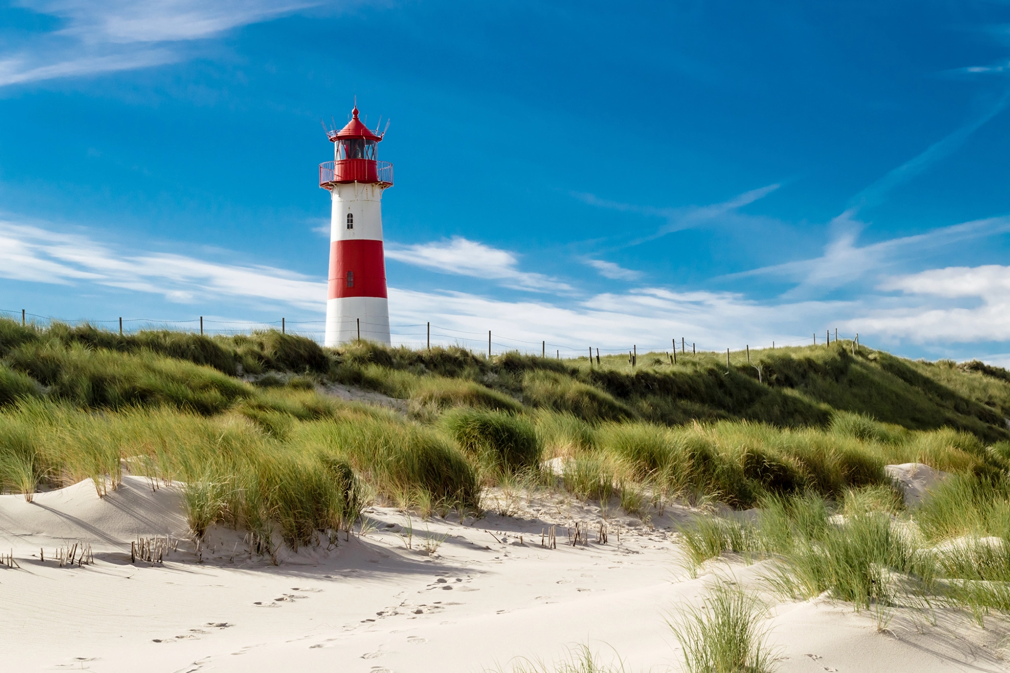 Leuchtturm am Strand an der Küste