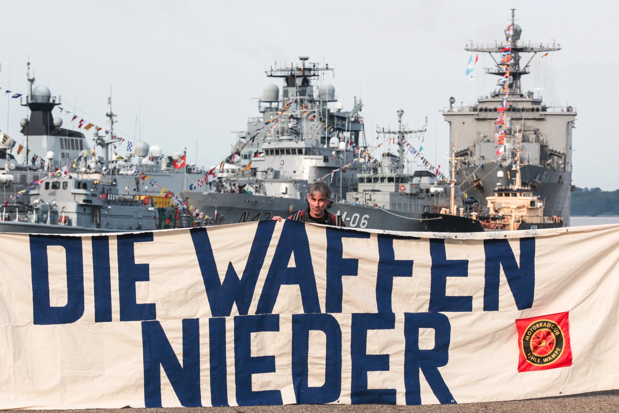 Die Ostsee muss ein Meer des Friedens sein!Entmilitarisierung der Kieler Woche!Keine Kriegsschiffe - keine Militärshow!Keine Werbung für die Bundeswehr!