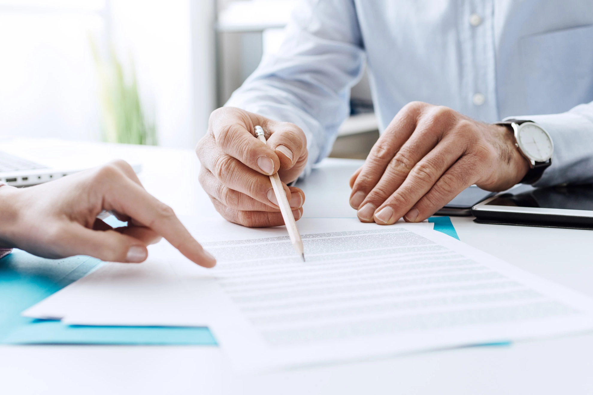 Beratungssituation an einem Schreibtisch