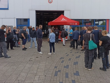  Eisaktion als kleines Zeichen der Anerkennung bei LESER