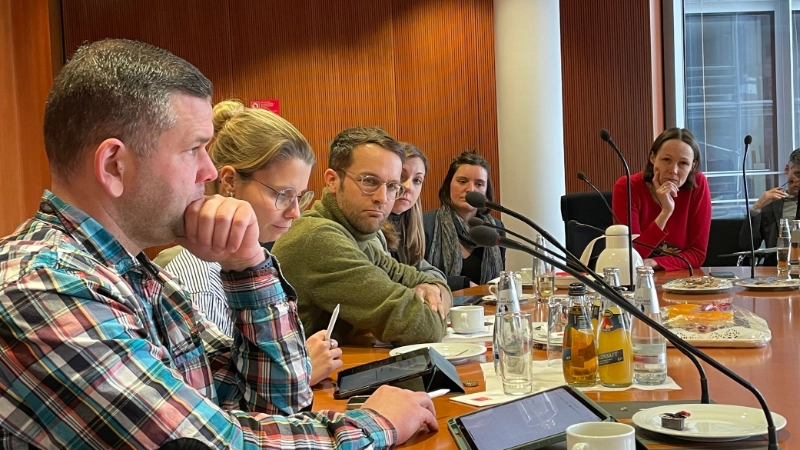 Unterstützung für Tarifvertrag: Vestas-Delegation zu Besuch im Bundestag